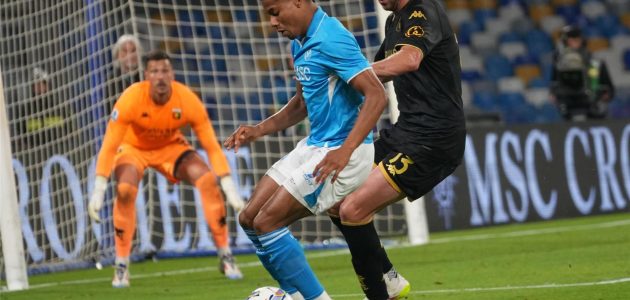 جنوى يعطل نابولي ويشعل الصراع على لقب الدوري الإيطالي